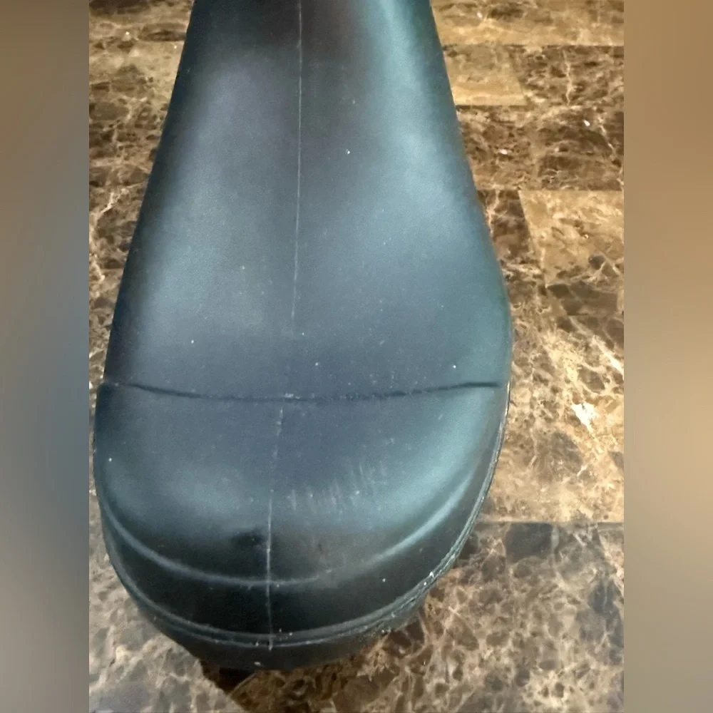 Ugg. Shelby Matte Rain boot. Black. Size 6.